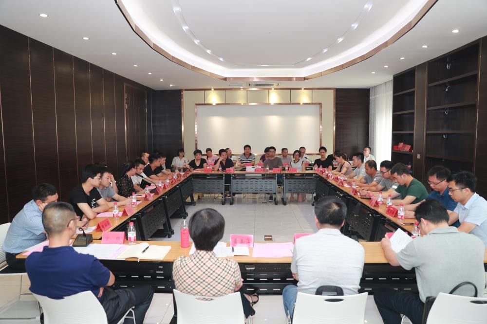 由（縣委常委、政法委書記）官雄主持、黃美萍（縣委書記）蘇建旗（縣長(zhǎng)）參加“村企結(jié)對(duì)、真情幫扶”簽約授牌儀式、