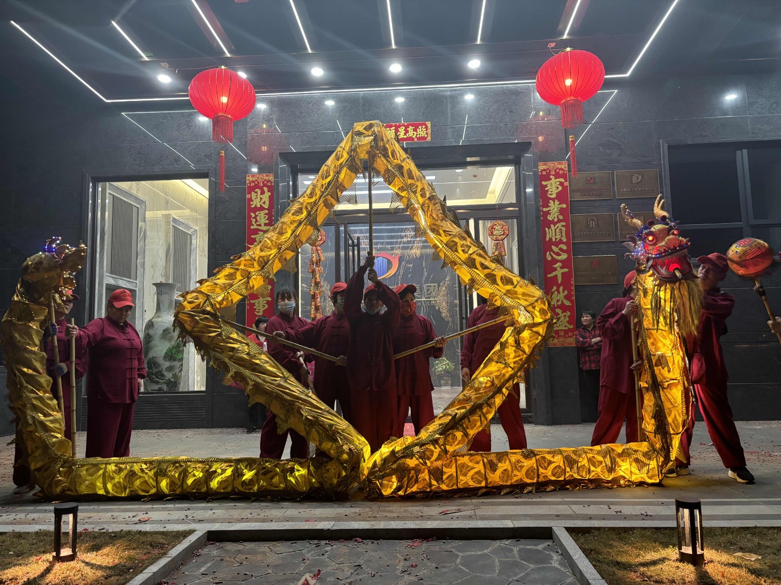 龍舞翩翩，瑞氣盈門！