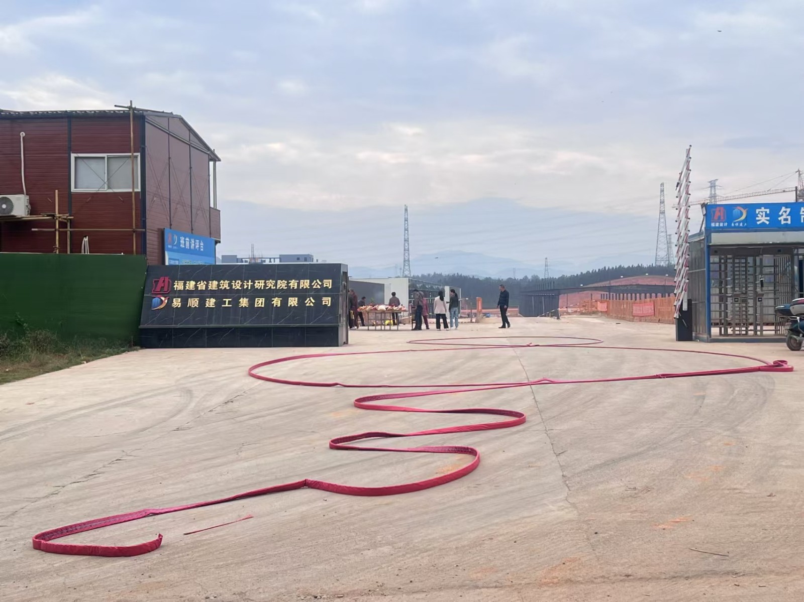 易順建工集團有限公司承建的松溪縣三和循環(huán)經(jīng)濟產(chǎn)業(yè)園標準化廠房和基礎(chǔ)設(shè)施提升項目——標準化廠房建設(shè)項目封頂大吉！