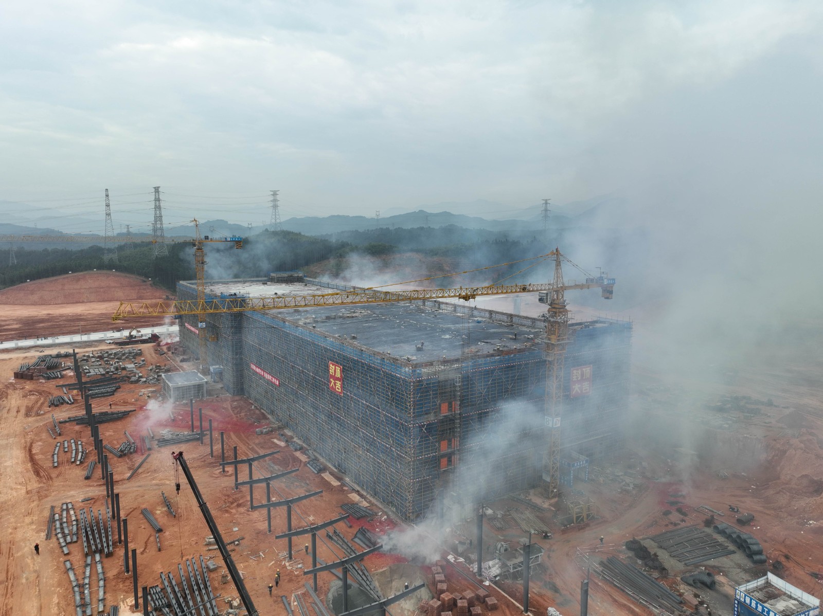 易順建工集團有限公司承建的松溪縣三和循環(huán)經(jīng)濟產(chǎn)業(yè)園標準化廠房和基礎(chǔ)設(shè)施提升項目——標準化廠房建設(shè)項目封頂大吉！